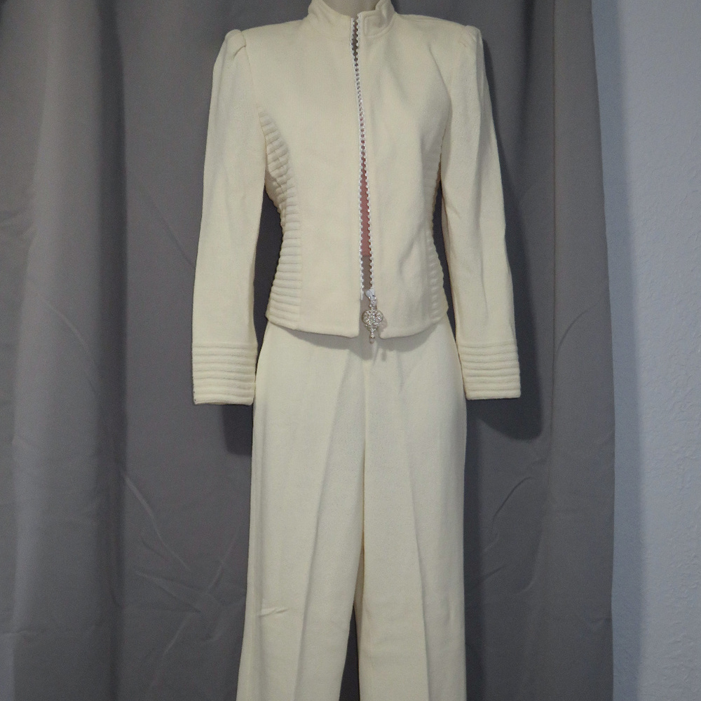 ST. JOHN 2 PC Pant Suit- Ivory Color- Excellent